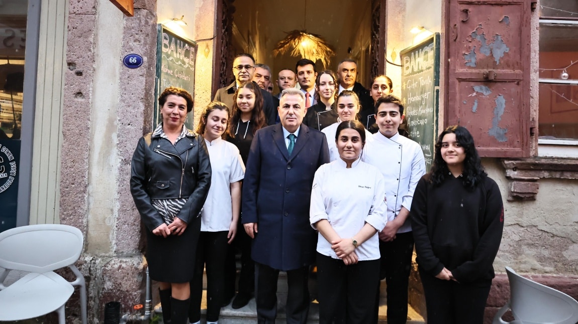  İzmir Valimiz Sayın Dr. Süleyman Elban'nın Okulumuz İşletmesi Turkuaz Kafe'yi  Ziyareti.